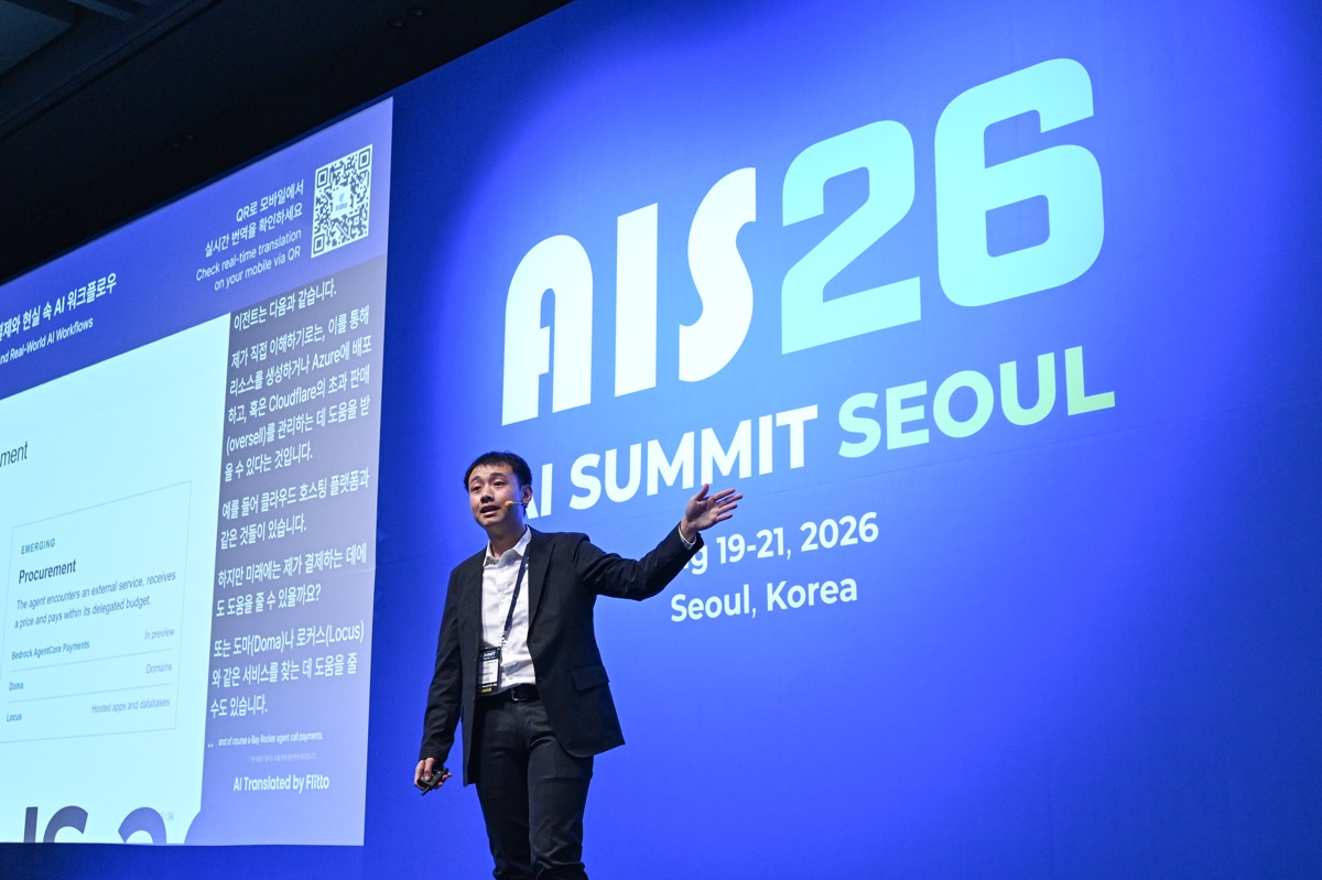 Richard Lee presenting beside an agentic commerce slide at AI Summit Seoul